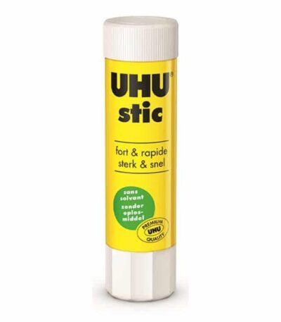 Un bâton de colle de la marque UHU présenté à la verticale sur un fond blanc uni. Le tube est principalement jaune vif, surmonté d'un bouchon à vis blanc et muni d'une molette rotative blanche à sa base. Le nom de la marque "UHU" et l'inscription "stic" sont imprimés en grandes lettres noires en haut du tube.