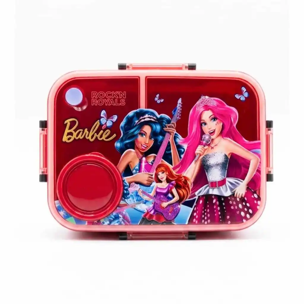 Une boîte à déjeuner rectangulaire en plastique rose transparent et opaque, illustrée sur le dessus par les personnages du film d'animation "Barbie : Rock et Royales".