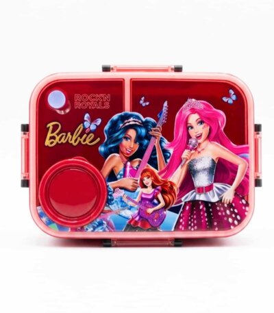 Une boîte à déjeuner rectangulaire en plastique rose transparent et opaque, illustrée sur le dessus par les personnages du film d'animation "Barbie : Rock et Royales".