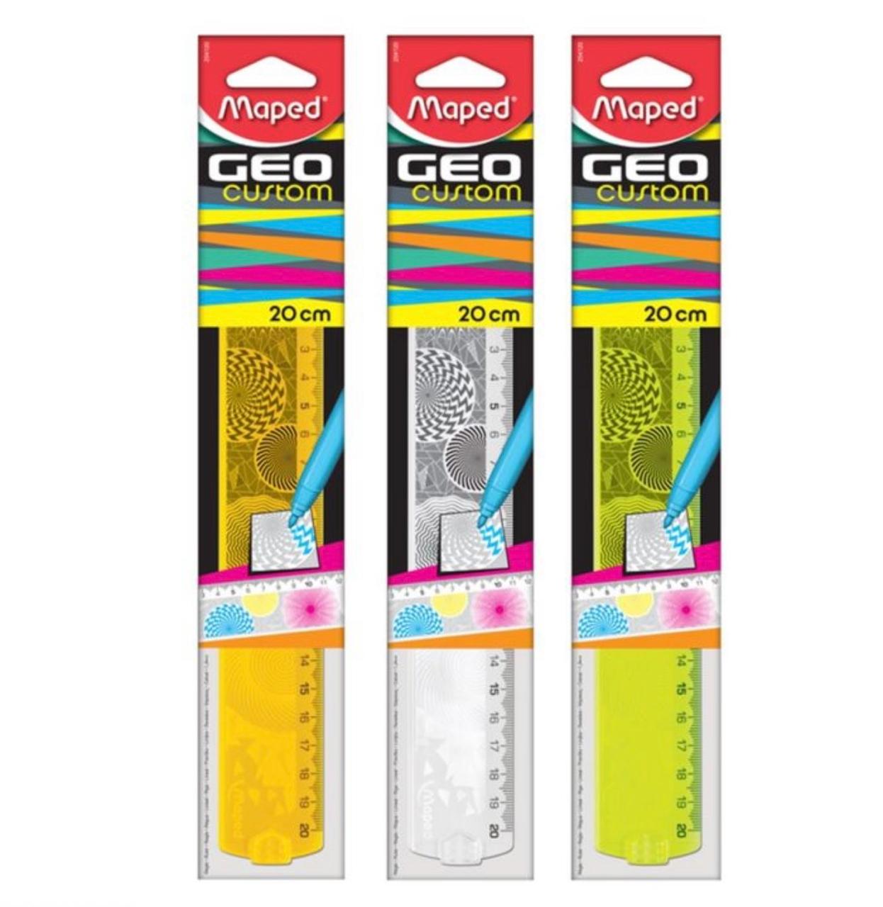 Règle personnalisable à colorier 20 cm Maped Geo Trois emballages transparents individuels verticaux de la marque Maped, alignés côte à côte. Le haut de chaque emballage cartonné rouge affiche le logo « Maped » en blanc, surmontant un bandeau noir avec l'inscription « GEO Custom » en lettres blanches et jaunes. Juste en dessous, une bande jaune fluo indique la longueur « 20 cm »