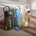 : Une bouteille gris anthracite avec le mot « SPORTS » inscrit verticalement en lettres vert fluo. Son bouchon noir comporte un bouton pressoir et des détails vert fluo.