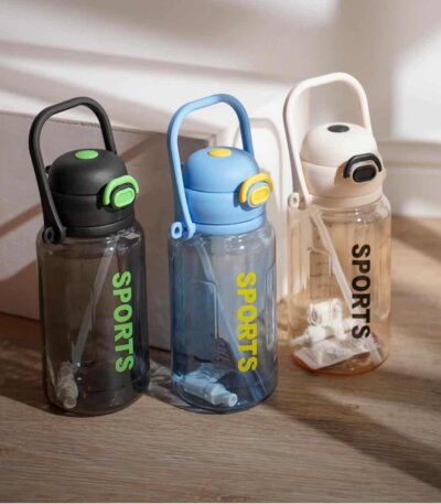 : Une bouteille gris anthracite avec le mot « SPORTS » inscrit verticalement en lettres vert fluo. Son bouchon noir comporte un bouton pressoir et des détails vert fluo.