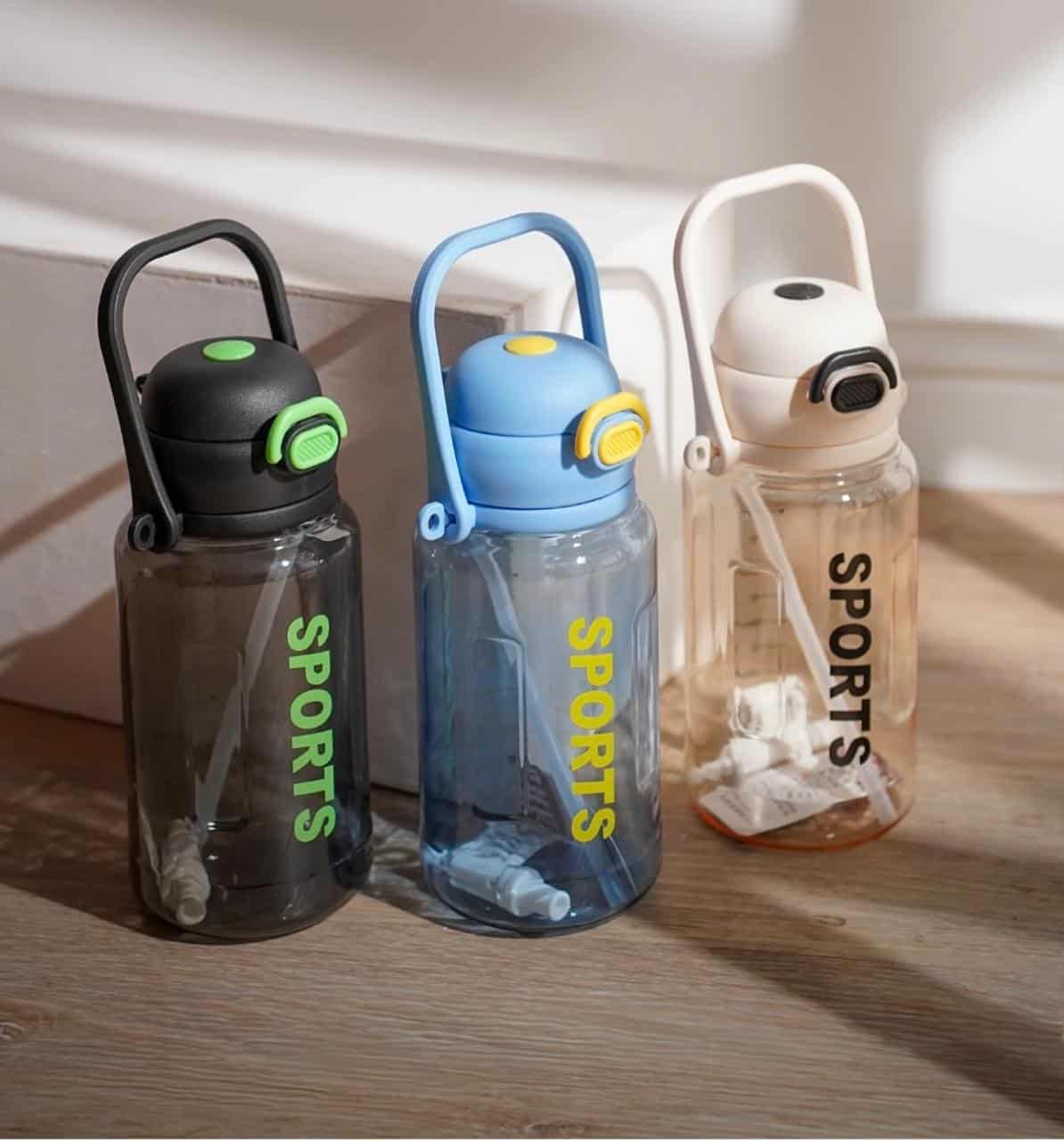 Gourde Fitness 1 : Une bouteille gris anthracite avec le mot « SPORTS » inscrit verticalement en lettres vert fluo. Son bouchon noir comporte un bouton pressoir et des détails vert fluo.