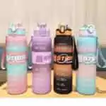Ces bouteilles sont des gourdes de sport motivantes "Winning Motion" de 1 litre. Elles intègrent un manchon en silicone gravé en relief, des couleurs dégradées et des repères temporels.