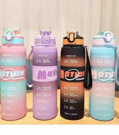 Ces bouteilles sont des gourdes de sport motivantes "Winning Motion" de 1 litre. Elles intègrent un manchon en silicone gravé en relief, des couleurs dégradées et des repères temporels.