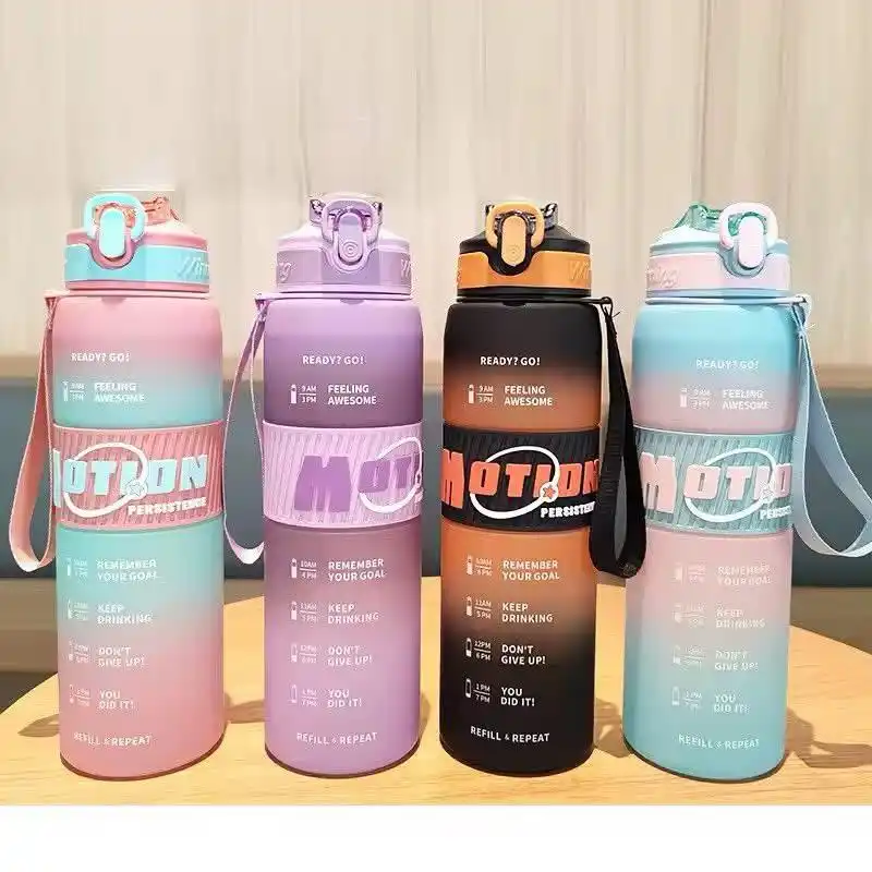 Ces bouteilles sont des gourdes de sport motivantes "Winning Motion" de 1 litre. Elles intègrent un manchon en silicone gravé en relief, des couleurs dégradées et des repères temporels.