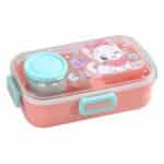 L'image montre une boîte à lunch (bento) rectangulaire pour enfant, principalement de couleur rose pastel.