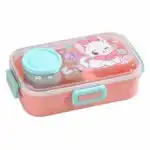 L'image montre une boîte à lunch (bento) rectangulaire pour enfant, principalement de couleur rose pastel.