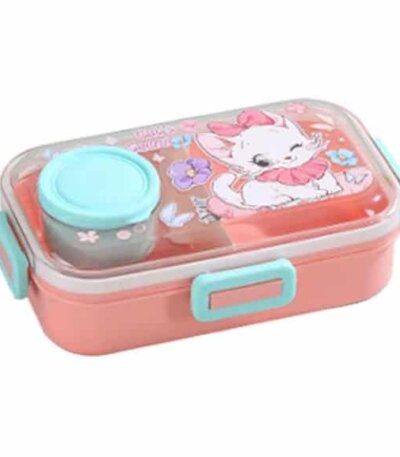 L'image montre une boîte à lunch (bento) rectangulaire pour enfant, principalement de couleur rose pastel.