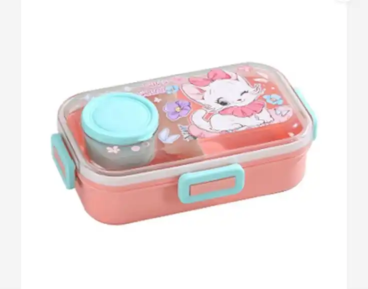L'image montre une boîte à lunch (bento) rectangulaire pour enfant, principalement de couleur rose pastel.