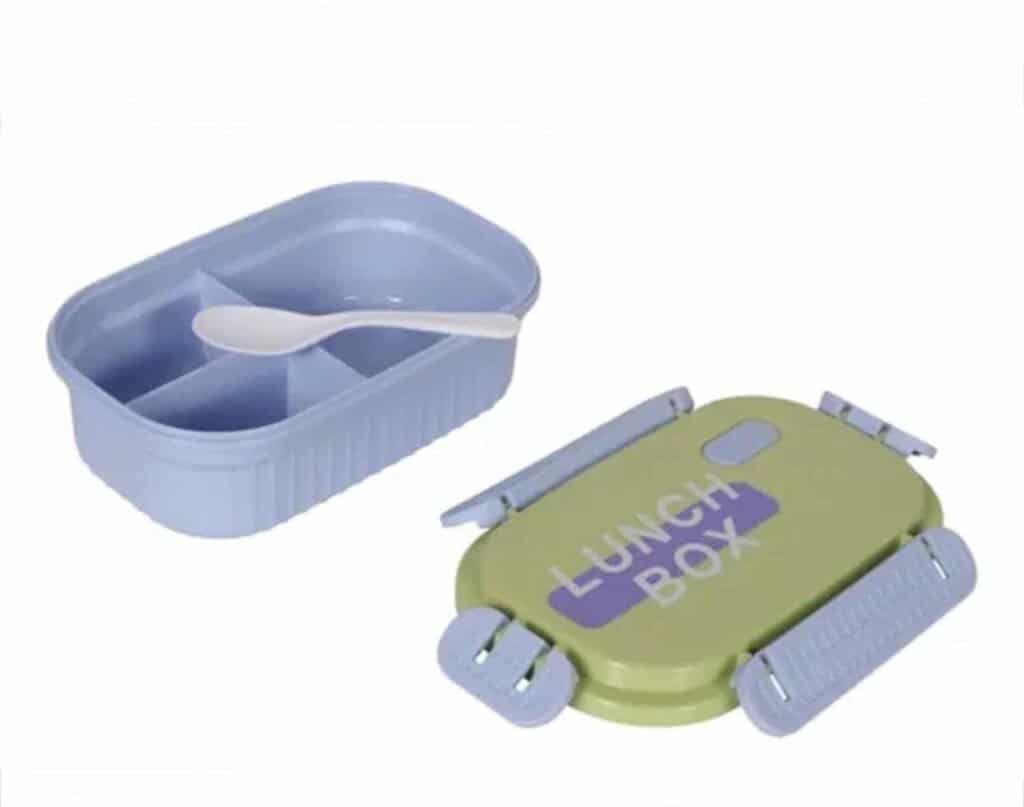 Une boîte à déjeuner (lunch box) en plastique de couleur bleu pastel, ouverte et vue de trois-quarts.