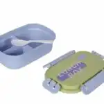 Une boîte à déjeuner (lunch box) en plastique de couleur bleu pastel, ouverte et vue de trois-quarts.