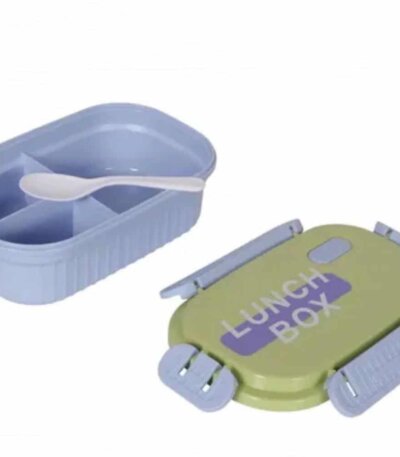 Une boîte à déjeuner (lunch box) en plastique de couleur bleu pastel, ouverte et vue de trois-quarts.