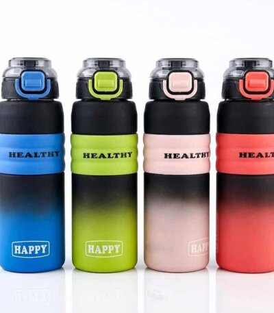 Une image montrant quatre gourdes de sport alignées sur une surface blanche réfléchissante. Chaque gourde présente un design dégradé bicolore et comporte deux inscriptions : « HEALTHY » sur une bande centrale texturée et « HAPPY » dans un encadré près de la base.