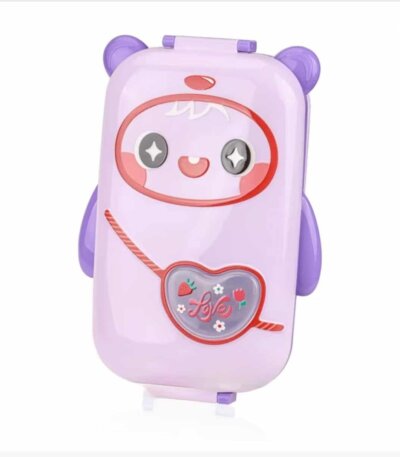Une boîte à lunch (lunch box) pour enfant en forme de personnage de dessin animé (panda ou ours stylisé) de couleur lilas/violet clair. L'objet présente un visage mignon avec de grands yeux, des petites oreilles violettes en haut et un motif en forme de cœur au centre imitant un sac en bandoulière avec l'inscription « Love » et des illustrations de fraises et de fleurs.