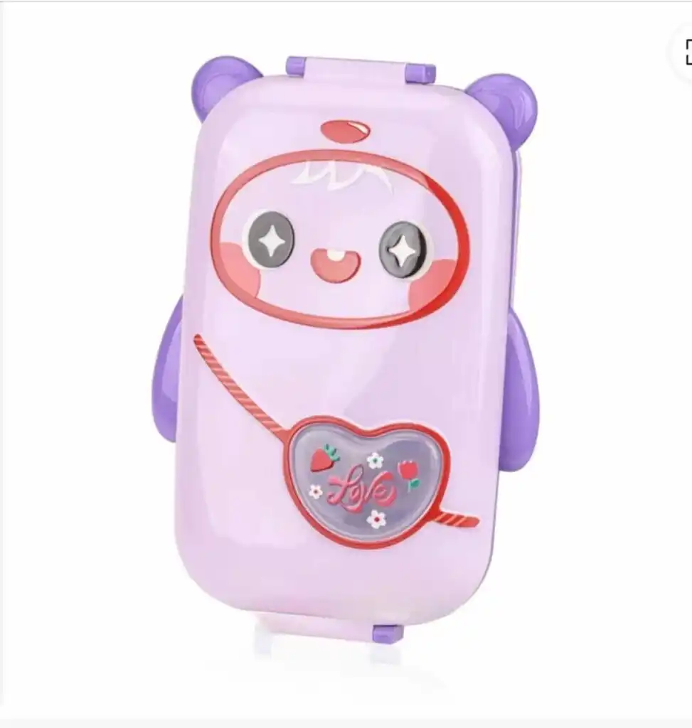 Une boîte à lunch (lunch box) pour enfant en forme de personnage de dessin animé (panda ou ours stylisé) de couleur lilas/violet clair. L'objet présente un visage mignon avec de grands yeux, des petites oreilles violettes en haut et un motif en forme de cœur au centre imitant un sac en bandoulière avec l'inscription « Love » et des illustrations de fraises et de fleurs.