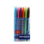 Un étui en plastique transparent contenant un lot de 6 stylos à bille de la marque Unimax, modèle Top-Grip. Les stylos sont alignés verticalement côte à côte. Chaque stylo possède un corps cylindrique principalement bleu clair, avec des détails longitudinaux et un capuchon à clip colorés qui indiquent la couleur de l'encre.