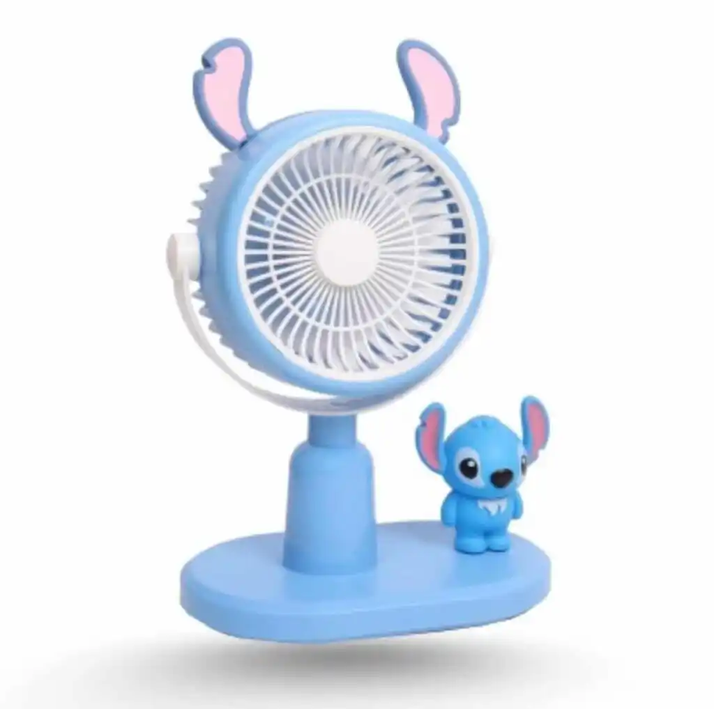 Mini ventilateur de bureau bleu ciel avec de grandes oreilles et une mini figurine Stitch sur le socle.