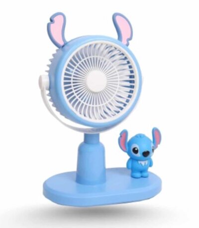 Mini ventilateur de bureau bleu ciel avec de grandes oreilles et une mini figurine Stitch sur le socle.