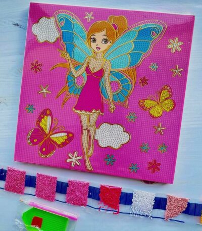 Kit de broderie diamant représentant une fée aux ailes de papillon bleues sur un fond rose vif, accompagné de ses strass colorés et de ses outils de pose.