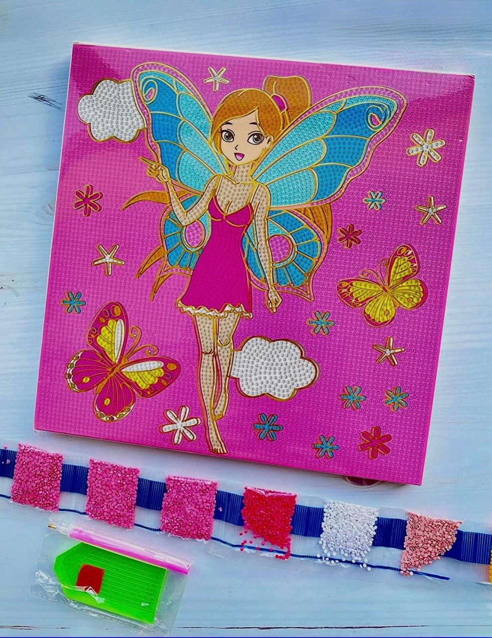 Kit Broderie Diamant Petite Fée Magique 5D Kit de broderie diamant représentant une fée aux ailes de papillon bleues sur un fond rose vif, accompagné de ses strass colorés et de ses outils de pose.