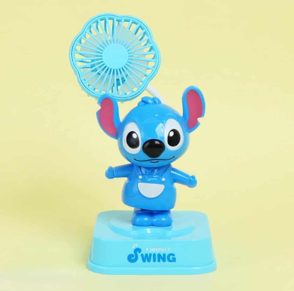 Mini ventilateur de bureau bleu en forme de Stitch avec une base marquée "Joyful Swing".
