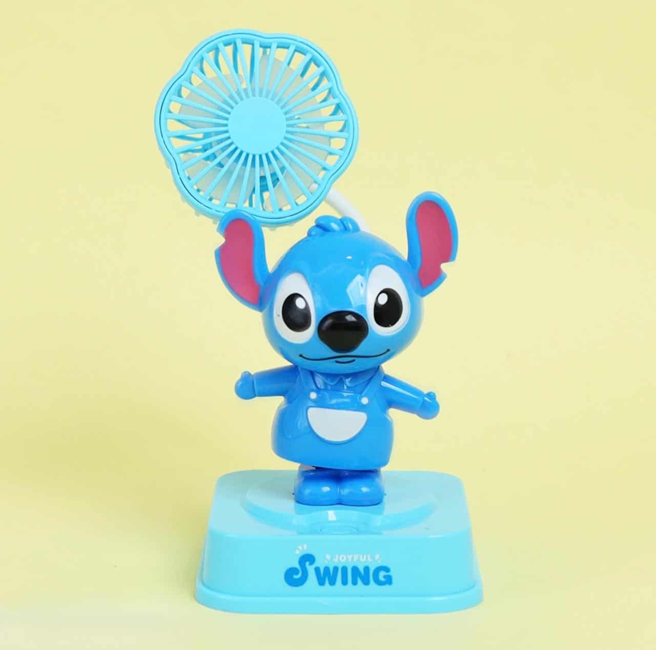 8Mini Ventilateur de Bureau Stitch Rechargeable USB – Modèle Joyful Swing pour Enfant Mini ventilateur de bureau bleu en forme de Stitch avec une base marquée "Joyful Swing".