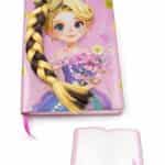 Journal intime rose pour fille princesse Raiponce avec une longue tresse de cheveux en relief 3D et un nœud à paillettes dorées. L'image présente le carnet fermé ainsi qu'un aperçu des pages intérieures roses et lignées avec un ruban marque-page rose.