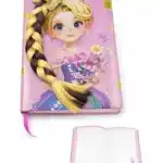 Journal intime rose pour fille princesse Raiponce avec une longue tresse de cheveux en relief 3D et un nœud à paillettes dorées. L'image présente le carnet fermé ainsi qu'un aperçu des pages intérieures roses et lignées avec un ruban marque-page rose.