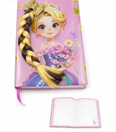 Journal intime rose pour fille princesse Raiponce avec une longue tresse de cheveux en relief 3D et un nœud à paillettes dorées. L'image présente le carnet fermé ainsi qu'un aperçu des pages intérieures roses et lignées avec un ruban marque-page rose.