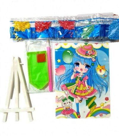 Un kit complet de broderie diamant pour enfants présenté sur fond blanc. La toile rectangulaire à droite montre une illustration de style manga/anime représentant une petite fille aux longs cheveux bleus et aux grands yeux étincelants, portant une robe colorée jaune, rose et verte ainsi qu'un chapeau assorti. Elle est entourée d'un lapin en peluche blanc, d'un petit chat jaune volant, d'un ballon en forme de cœur et d'un arc-en-ciel. À gauche de la toile se trouve un petit chevalet de table en plastique blanc destiné à exposer le dessin.