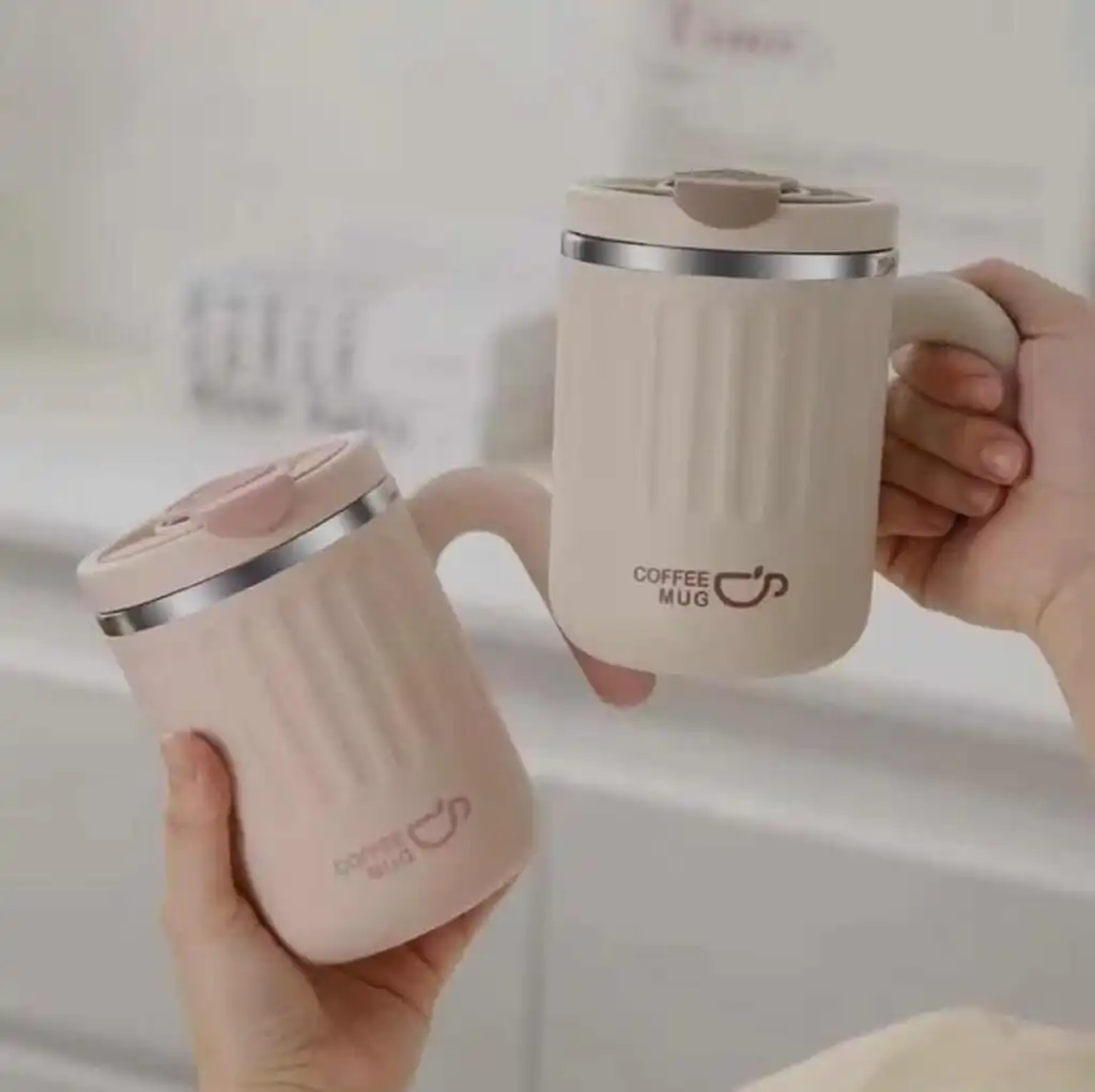 Ce produit est un mug à café isotherme de 480 ml avec un revêtement intérieur en acier inoxydable 304 (qualité alimentaire) et une couche extérieure en polypropylène (PP) épaissi pour une isolation anti-brûlure.