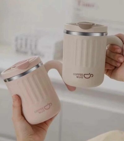 Ce produit est un mug à café isotherme de 480 ml avec un revêtement intérieur en acier inoxydable 304 (qualité alimentaire) et une couche extérieure en polypropylène (PP) épaissi pour une isolation anti-brûlure.