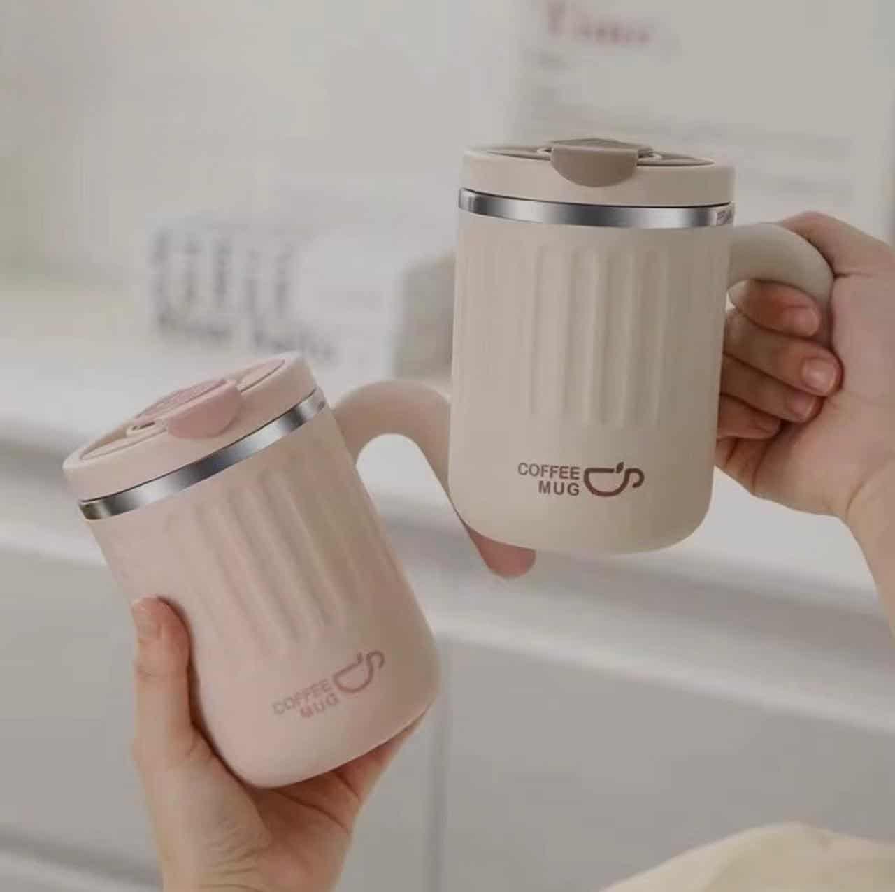 Gobelet isotherme 480 ml en Inox 304 avec paille. Ce produit est un mug à café isotherme de 480 ml avec un revêtement intérieur en acier inoxydable 304 (qualité alimentaire) et une couche extérieure en polypropylène (PP) épaissi pour une isolation anti-brûlure.