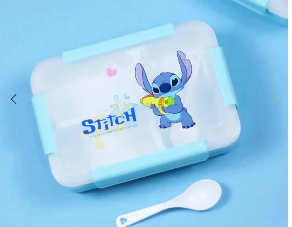 Le couvercle est blanc translucide et décoré du personnage Stitch de Disney au centre, qui semble tenir un pistolet à eau jaune [6]. À côté de lui, le nom "Stitch" est écrit en lettres stylisées bleues.