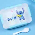 Le couvercle est blanc translucide et décoré du personnage Stitch de Disney au centre, qui semble tenir un pistolet à eau jaune [6]. À côté de lui, le nom "Stitch" est écrit en lettres stylisées bleues.