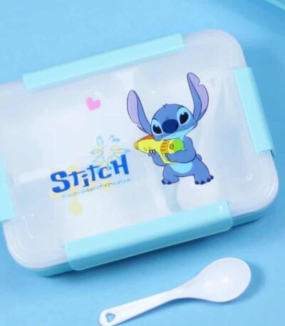 Le couvercle est blanc translucide et décoré du personnage Stitch de Disney au centre, qui semble tenir un pistolet à eau jaune [6]. À côté de lui, le nom "Stitch" est écrit en lettres stylisées bleues.