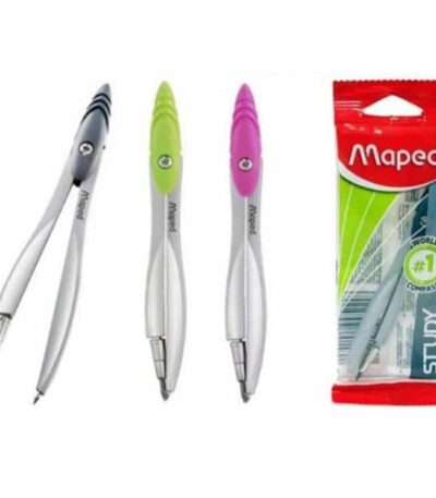 Trois compas scolaires de la marque Maped présentés à côté de leur sachet d'emballage souple. Les compas possèdent des branches robustes en métal gris argenté et une chape ergonomique en plastique de couleurs différentes : le premier à gauche est gris foncé et ouvert, le deuxième est vert pomme et fermé, le troisième est violet et fermé. À l'extrême droite, l'emballage en plastique scellé comporte un bandeau supérieur rouge avec le logo Maped blanc, un macaron vert indiquant "WORLD #1 COMPASS" et l'inscription verticale "STUDY" sur fond bleu.