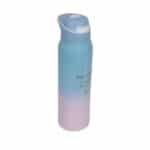 Une bouteille d'eau isotherme présentant un dégradé de couleurs pastel allant du bleu ciel en haut au rose poudré à la base. Elle est dotée d'un bouchon sport bleu assorti avec un bouton-poussoir blanc