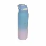 Une bouteille d'eau isotherme présentant un dégradé de couleurs pastel allant du bleu ciel en haut au rose poudré à la base. Elle est dotée d'un bouchon sport bleu assorti avec un bouton-poussoir blanc