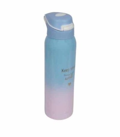 Une bouteille d'eau isotherme présentant un dégradé de couleurs pastel allant du bleu ciel en haut au rose poudré à la base. Elle est dotée d'un bouchon sport bleu assorti avec un bouton-poussoir blanc