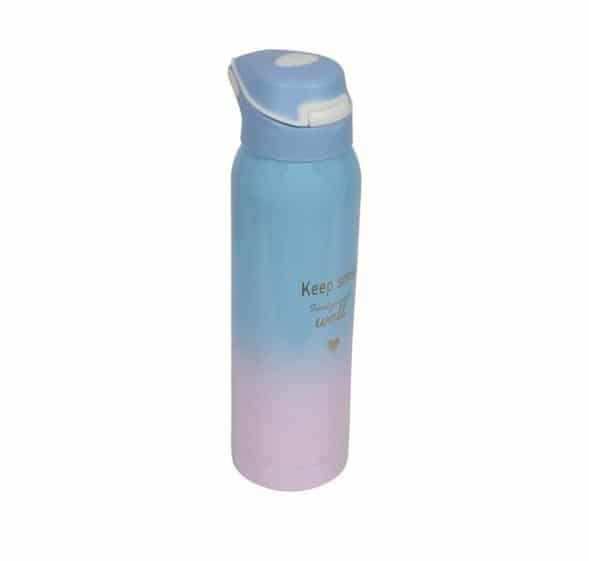 Bouteille isotherme à dégradé pastel bleu et rose, inscription "Keep smiling" – 500 ml. Une bouteille d'eau isotherme présentant un dégradé de couleurs pastel allant du bleu ciel en haut au rose poudré à la base. Elle est dotée d'un bouchon sport bleu assorti avec un bouton-poussoir blanc