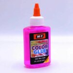 Flacon transparent contenant de la colle liquide bleue translucide de la marque M.Y. L'étiquette noire indique « WASHABLE COLOR GLUE » en lettres colorées, avec la mention « Safe / Non-toxic » et une contenance de 88,5 ml. Le flacon possède un bouchon applicateur orange et blanc.