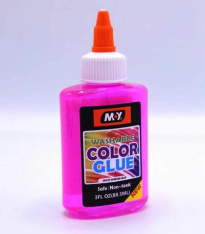 Flacon transparent contenant de la colle liquide bleue translucide de la marque M.Y. L'étiquette noire indique « WASHABLE COLOR GLUE » en lettres colorées, avec la mention « Safe / Non-toxic » et une contenance de 88,5 ml. Le flacon possède un bouchon applicateur orange et blanc.