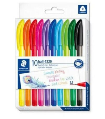 Un étui en carton blanc contenant une pochette de 10 stylos à bille multicolores de la marque « Staedtler », modèle « ball 4320 ». Les stylos disposent d'un corps transparent et d'un capuchon assorti avec un clip incurvé. Ils sont alignés de gauche à droite dans l'ordre suivant : jaune, orange, rouge, rose fuchsia, violet, bleu foncé, bleu clair, vert clair, vert foncé et noir.