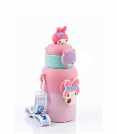 « Une gourde isotherme rose pour enfant au design kawaii du personnage Sanrio My Melody.