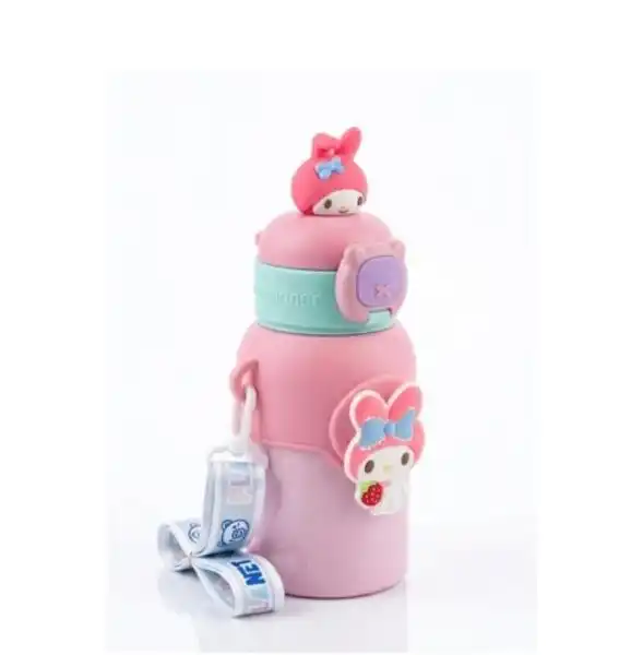 « Une gourde isotherme rose pour enfant au design kawaii du personnage Sanrio My Melody.