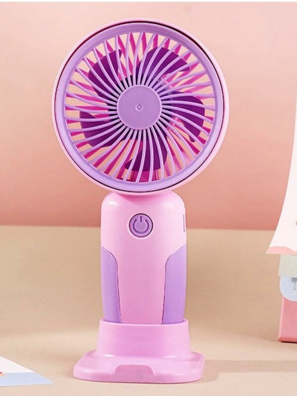 Un mini ventilateur portable rechargeable bicolore, violet et rose, posé à la verticale sur son socle de table rose assorti. Le manche présente un design ergonomique rose avec des inserts violets sur les côtés et un bouton d'alimentation rond au centre.