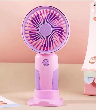 Mini ventilateur de bureau bicolore rose et violet sur son socle de table avec un bouton d'alimentation.