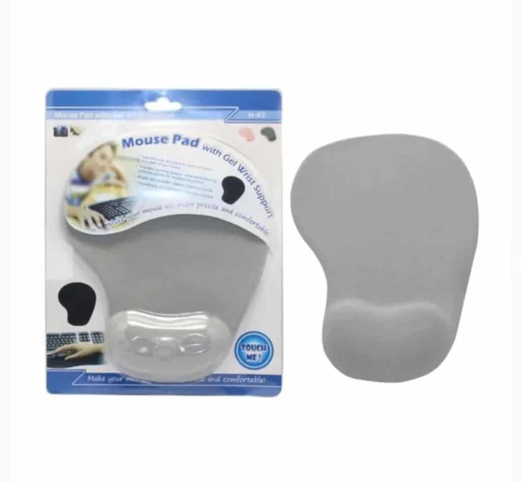 un tapis de souris ergonomique avec repose-poignet en gel. Cet accessoire de bureau améliore le confort lors de l'utilisation prolongée d'un ordinateur.